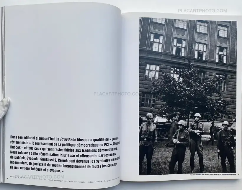 Josef Koudelka – Invasion Prague 68