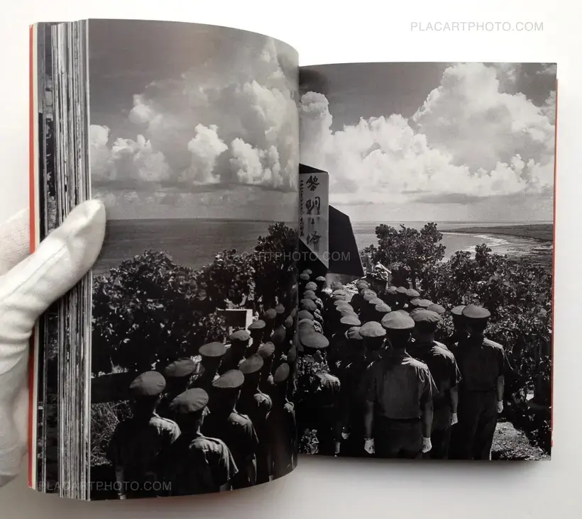 Toyomitsu Higa – Akai Goya / Toyomitsu Higa Shashinshu 1970-1972