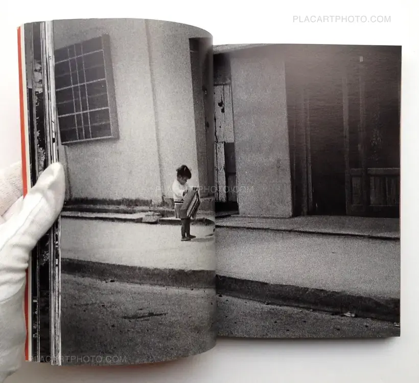 Toyomitsu Higa – Akai Goya / Toyomitsu Higa Shashinshu 1970-1972